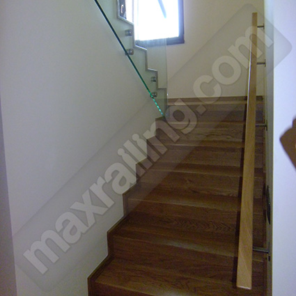 Стъклен парапет